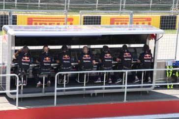 Pit wall: Red Bull Engineers with team principal, Christian Horner