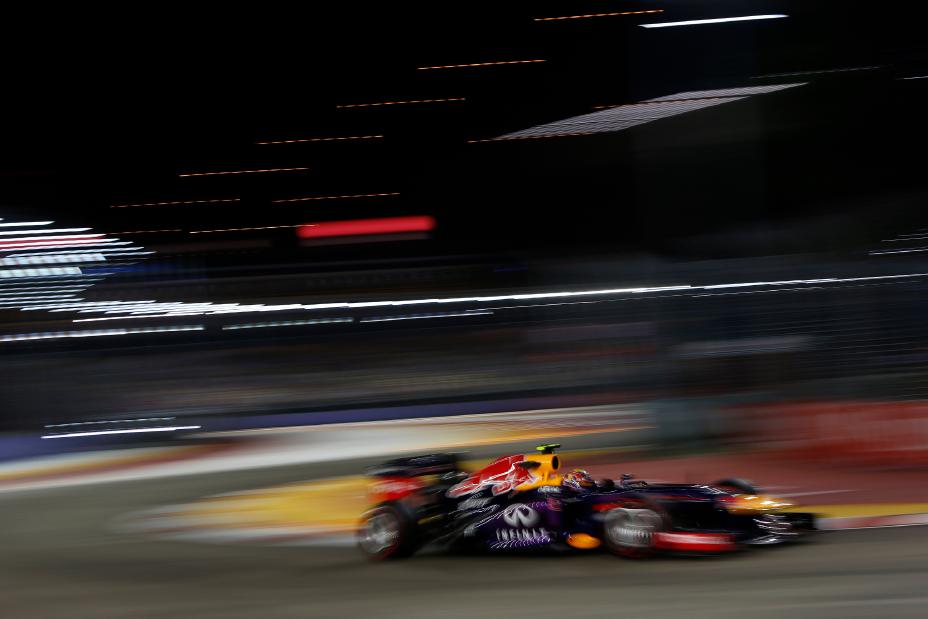 Side view of Infiniti F1 car.