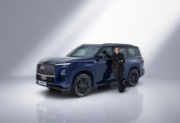 Full angled view of person leaning against the QX80S