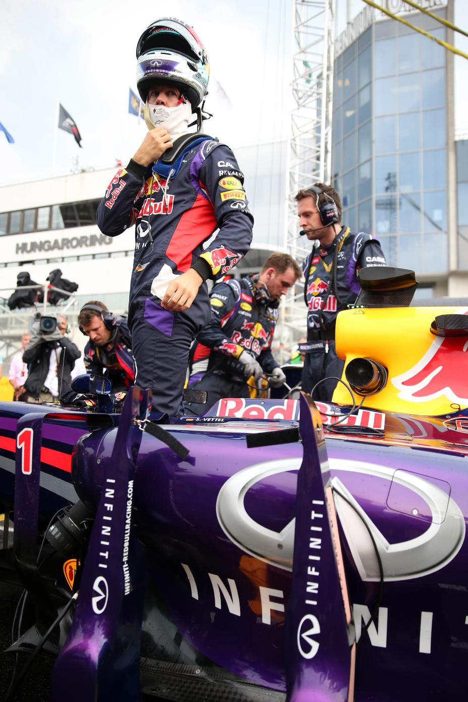 Red Bull F1 team working on the race car.