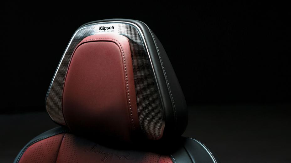 Detalle de los altavoces Klipsch integrados en las cabeceras delanteras del INFINITI QX80 Autograph, parte del sistema individual.