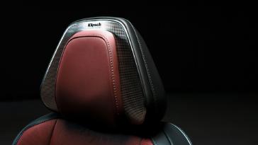 Detalle de los altavoces Klipsch integrados en las cabeceras delanteras del INFINITI QX80 Autograph, parte del sistema individual.