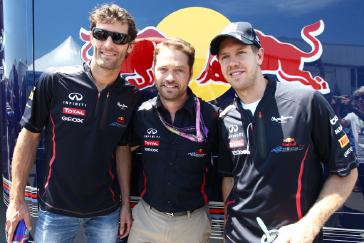 INFINITI Canada guest Jason Priestley – Canadian actor and director (middle) with Red Bull Racing team drivers, Mark Webber (left) and Formula One World Champion Sebastian Vettel (right).
Invité de INFINITI Canada Jason Priestley -  Acteur et directeur Canadien (au centre) avec conducteurs de Red Bull Racing, Mark Webber (gauche) et champion du monde Formula One Sebastian Vettel (droit)