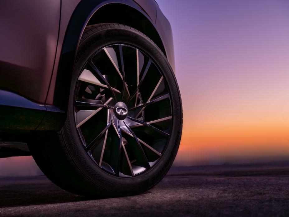 "Une roue avant du QX65 Monograph au coucher du soleil."