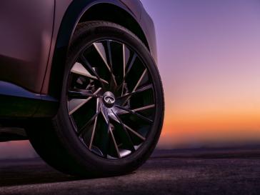 "Une roue avant du QX65 Monograph au coucher du soleil."