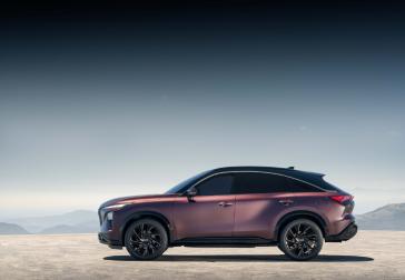 Vue de profil gauche du QX65 Monograph, avec des montagnes à l’horizon.