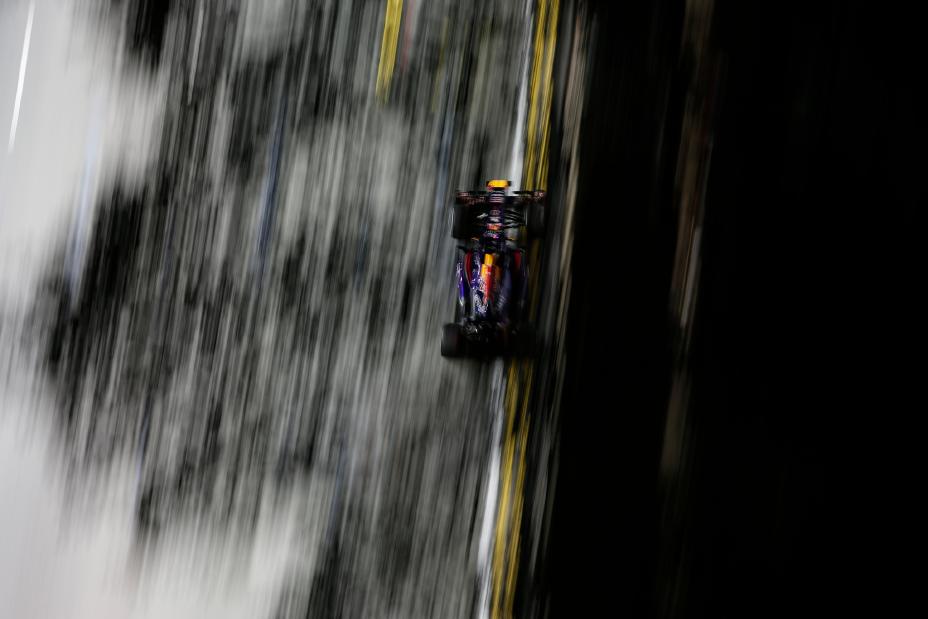 Blurry photo of the top of a F1 Infiniti car.
