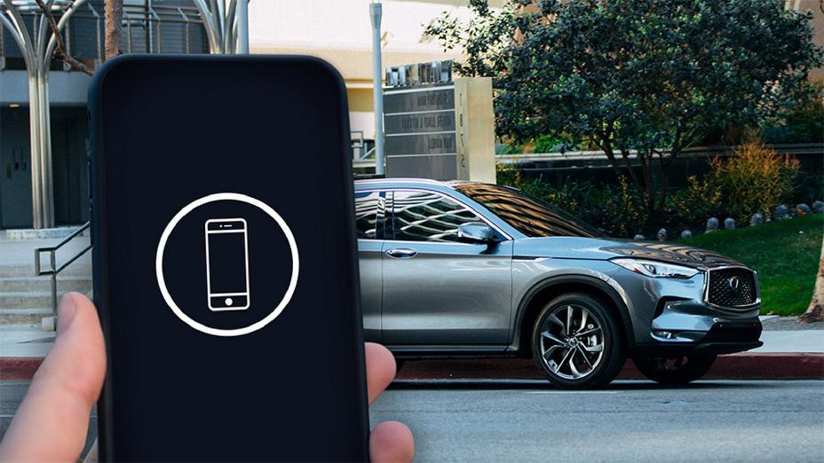 Telefono al frente de un INFINITI Black