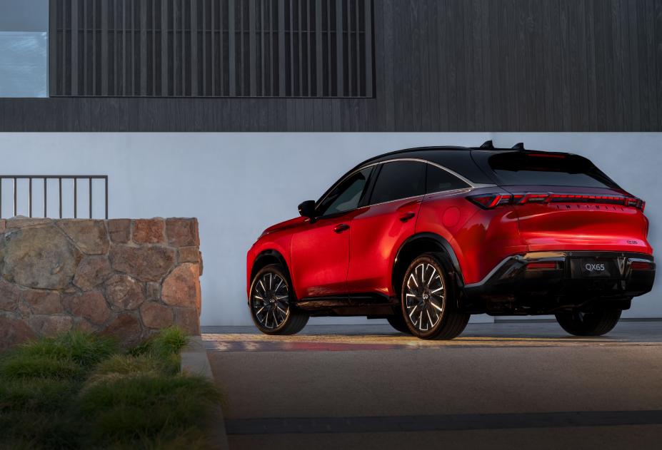 Rear 3/ view of the 2027 INFINITI QX65 parked in front of a modern home.