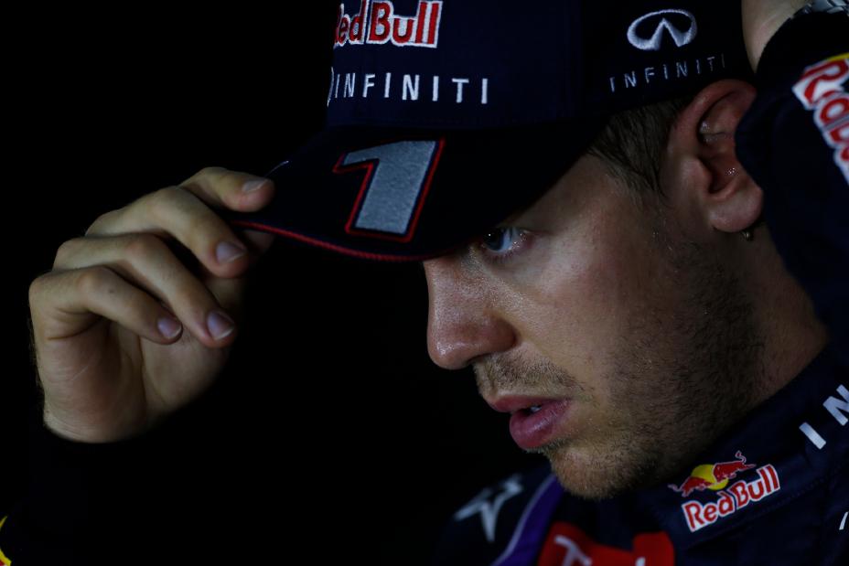 Photo of F1 driver with the number 1 hat.