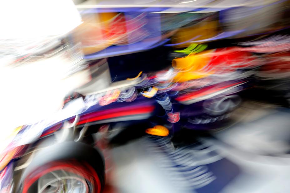 A very blurry photo of Infiniti Formula One car.