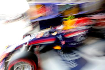 A very blurry photo of Infiniti Formula One car.