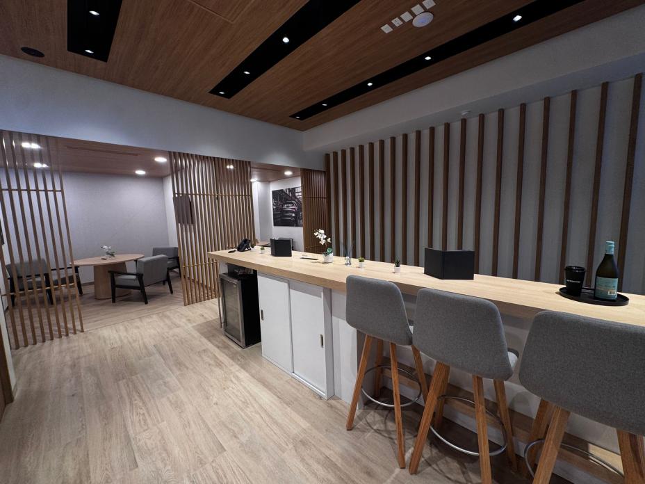 Sala de recepción en INFINITI Universidad, diseñada bajo el concepto Omotenashi, con luz cálida que transmite hospitalidad y confort.