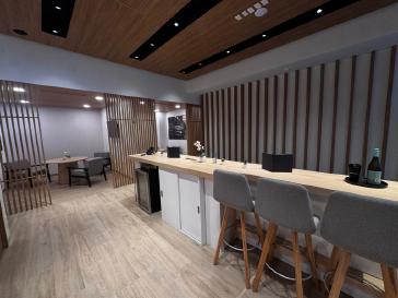 Sala de recepción en INFINITI Universidad, diseñada bajo el concepto Omotenashi, con luz cálida que transmite hospitalidad y confort.