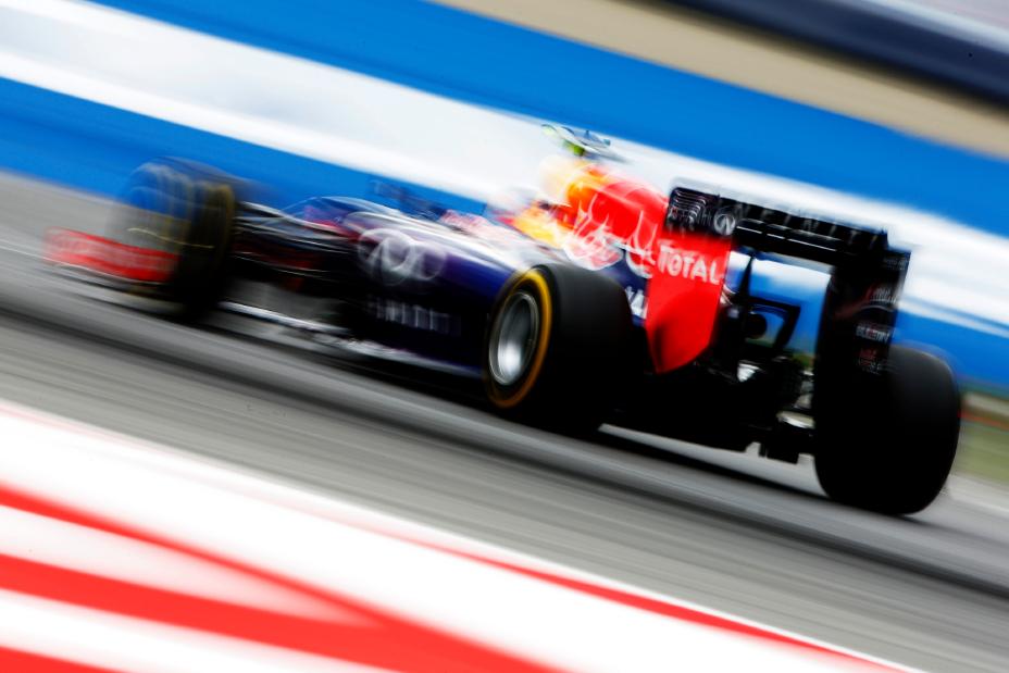 Blurry rear side photo of Infiniti F1 car.