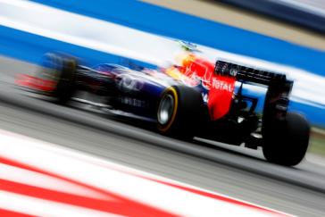 Blurry rear side photo of Infiniti F1 car.